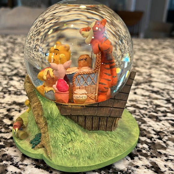 Winnie the Pooh Piglet and Tigger Musical Waterglobe - Picture 4 of 10